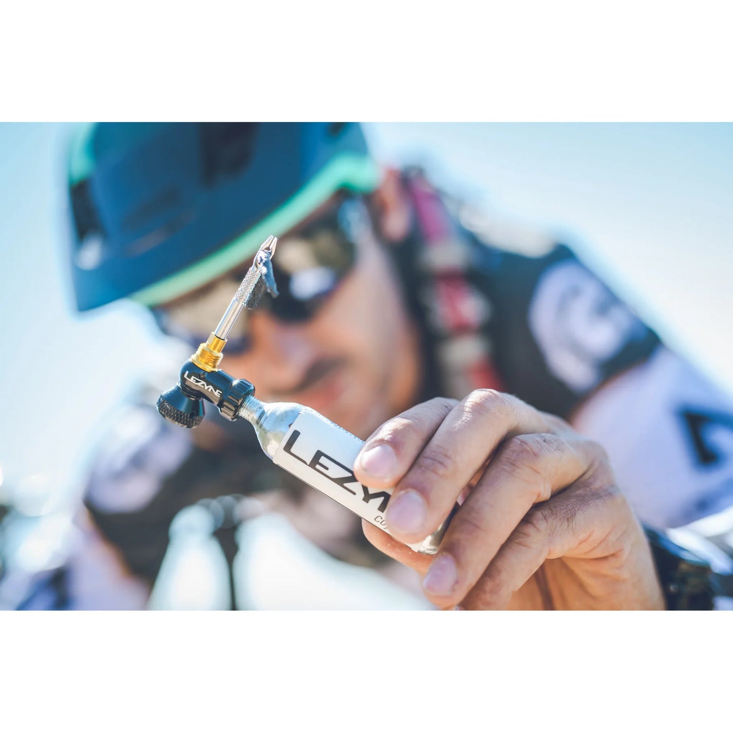 Lezyne Tubeless CO2 Blaster - paikkaussarja ja CO2-täyttöpää ilman patruunaa