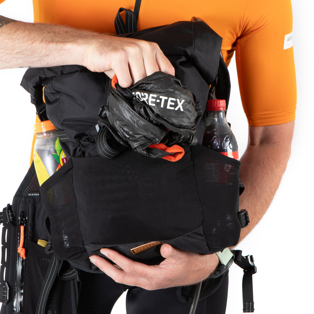 Restrap Rolltop Hydration Vest - juomareppu 2 L rakolla ja 14 L kuormatilalla