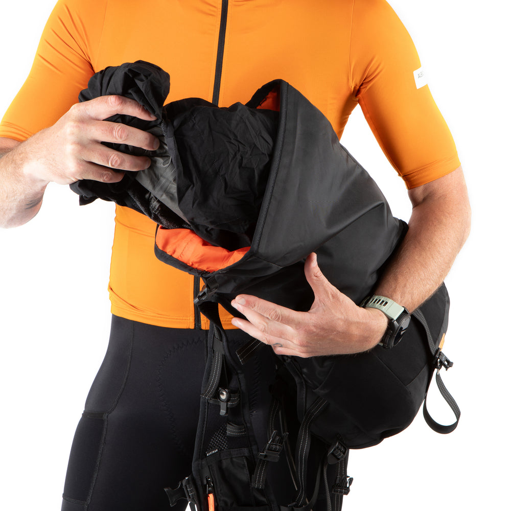 Restrap Rolltop Hydration Vest - juomareppu 2 L rakolla ja 14 L kuormatilalla