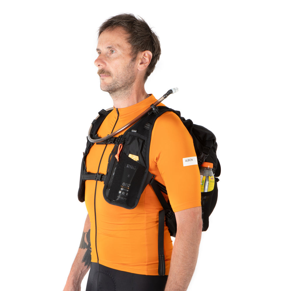 Restrap Rolltop Hydration Vest - juomareppu 2 L rakolla ja 14 L kuormatilalla