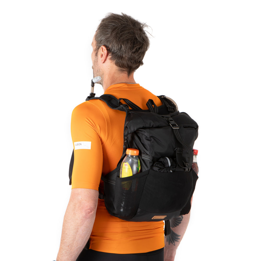 Restrap Rolltop Hydration Vest - juomareppu 2 L rakolla ja 14 L kuormatilalla