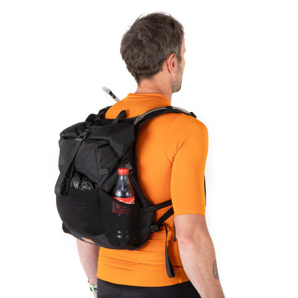 Restrap Rolltop Hydration Vest - juomareppu 2 L rakolla ja 14 L kuormatilalla
