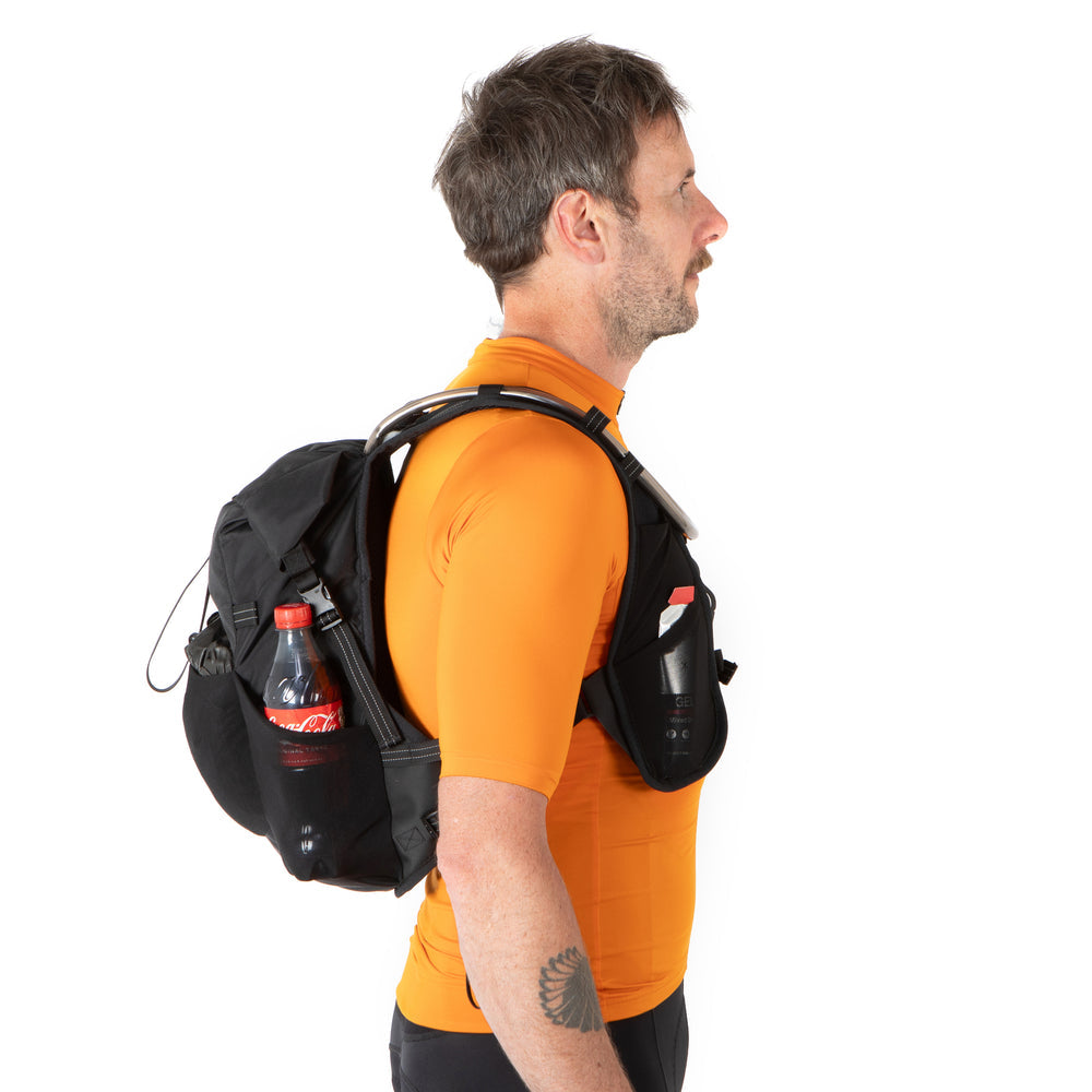 Restrap Rolltop Hydration Vest - juomareppu 2 L rakolla ja 14 L kuormatilalla